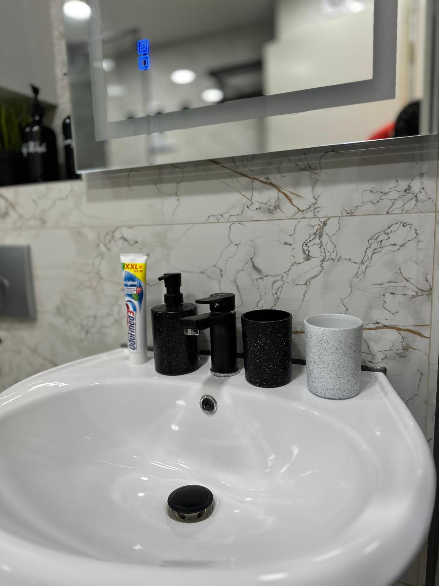 Modern Apartments Neuburg P - Top - 2 Zimmer, Komfort, Balkon, Wi-Fi, Smart Tv, Grosse Dusche, Kueche Нойбург ан дер Донау Екстериор снимка